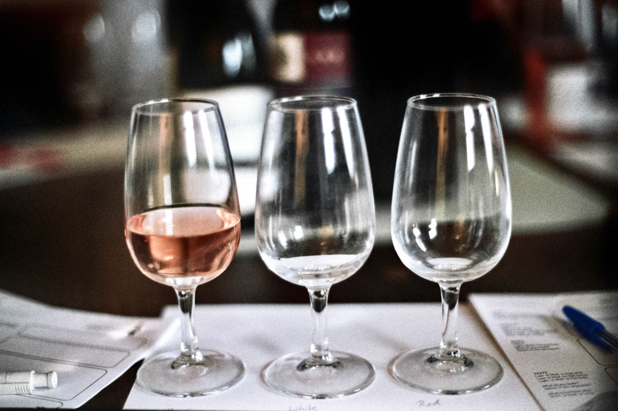 We had one glass which we had to use for Rosé, one for White, and one for Red wine, so that the respective flavours of the wines would not interfere with each other. To the same end, we ate bread between bottles.